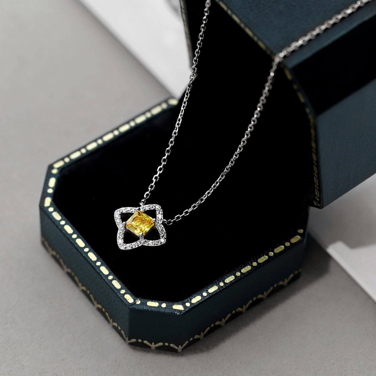 [Together]Exquisite Flower Shape Princess Cut Necklace